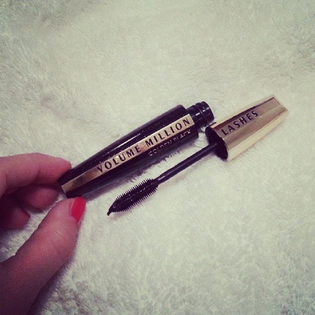 Volume Million Lashes di L'Oréal.Allunga le ciglia e ha delle micro polveri dorate chr lo rendono scintillante. Mi piace molto :-) Prezzo: circa 17 euro.