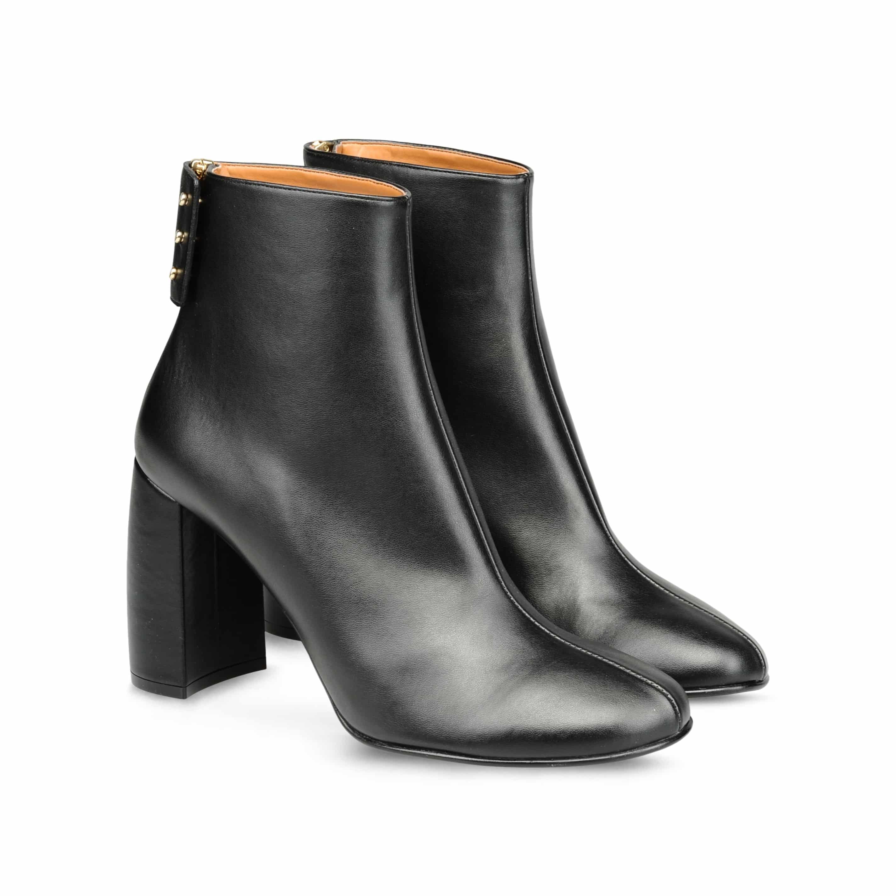13_Ankle Boots Stella McCartney, tacco a forma di mezzo cilindro e chiusura con zip e bottoni con patta (620 € sullo store online)
