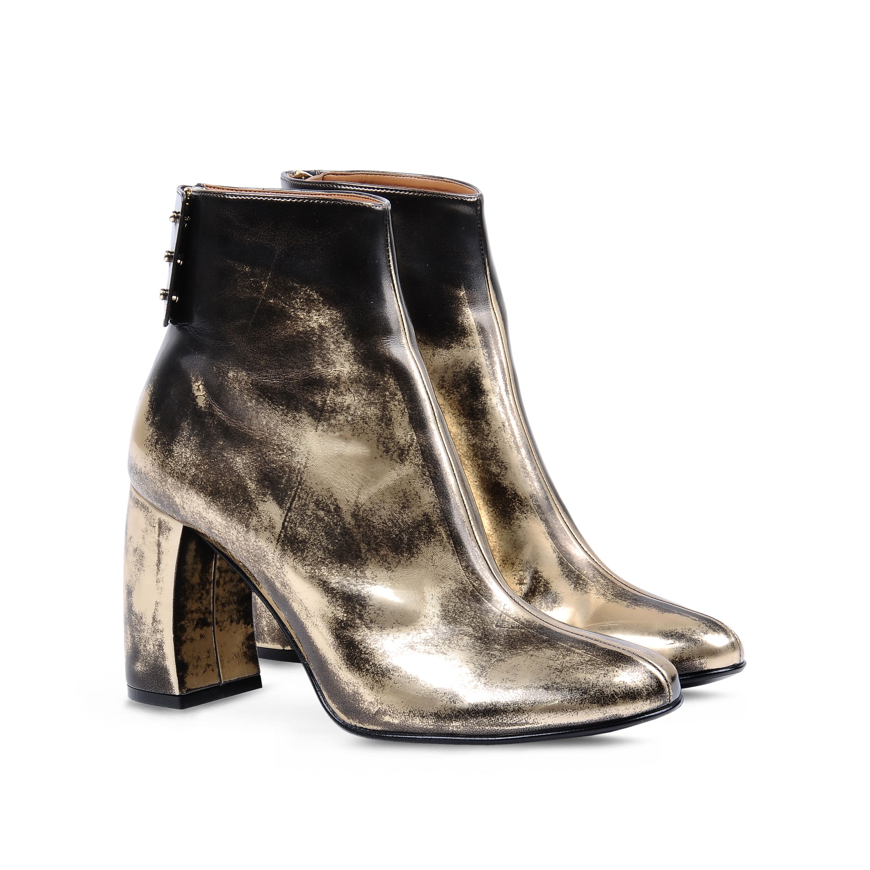 15_Ankle boots Stella McCartney in oro spazzolato con punta tonda, tacco a forma di mezzo cilindro e chiusura con zip e bottoni con patta (675 € sullo store online)