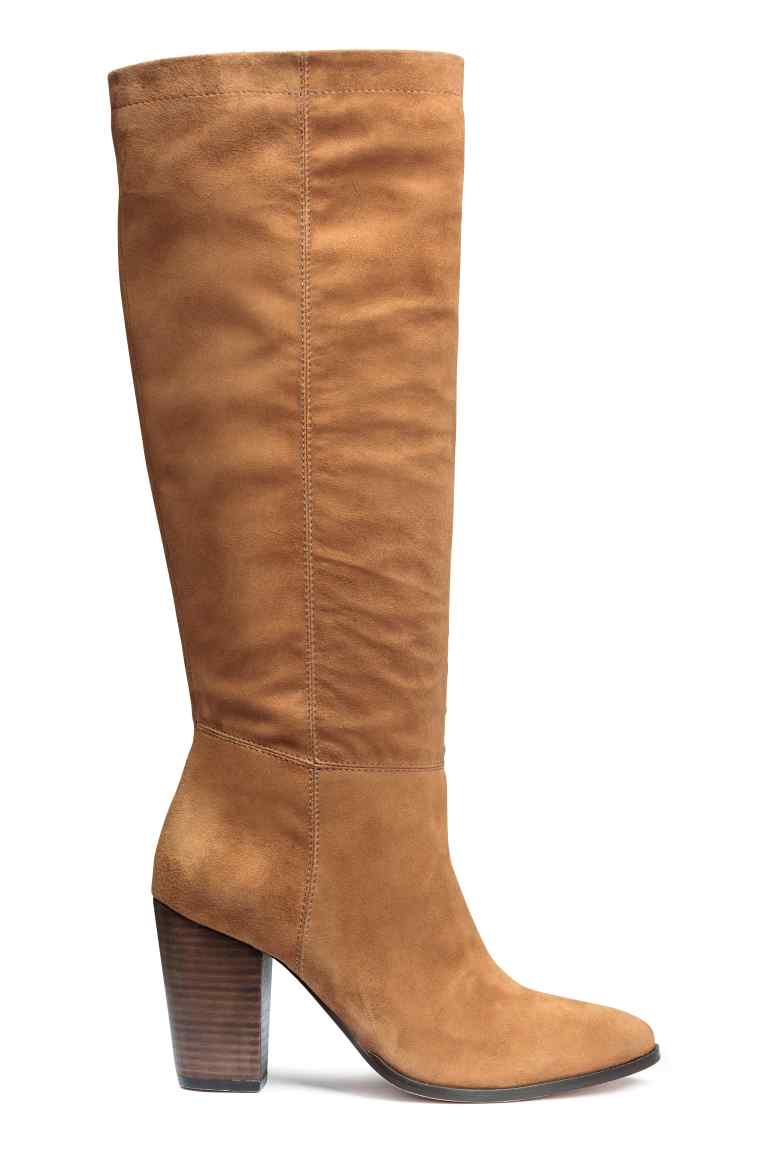 21_Stivali alti al ginocchio H&M,  pelle scamosciata con sottile elastico nascosto in alto (99,99 € sullo store online)