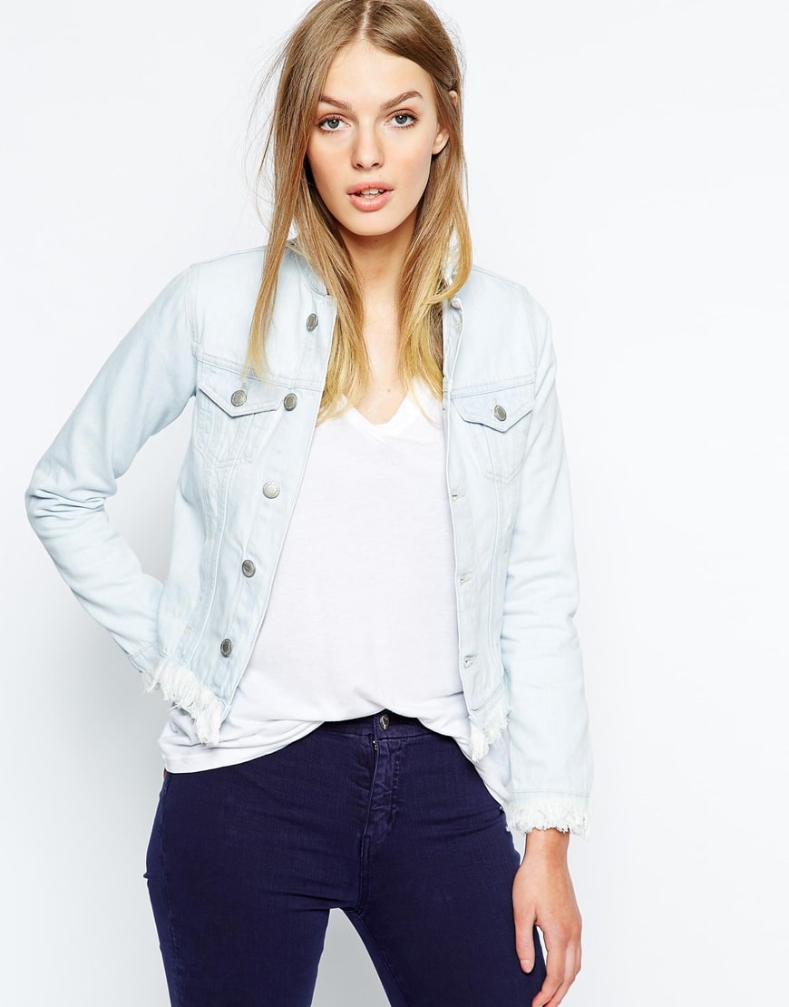 28_Giacca di jeans sfrangiata Mih Jeans, con colletto alla coreana (317,99 € su Asos)