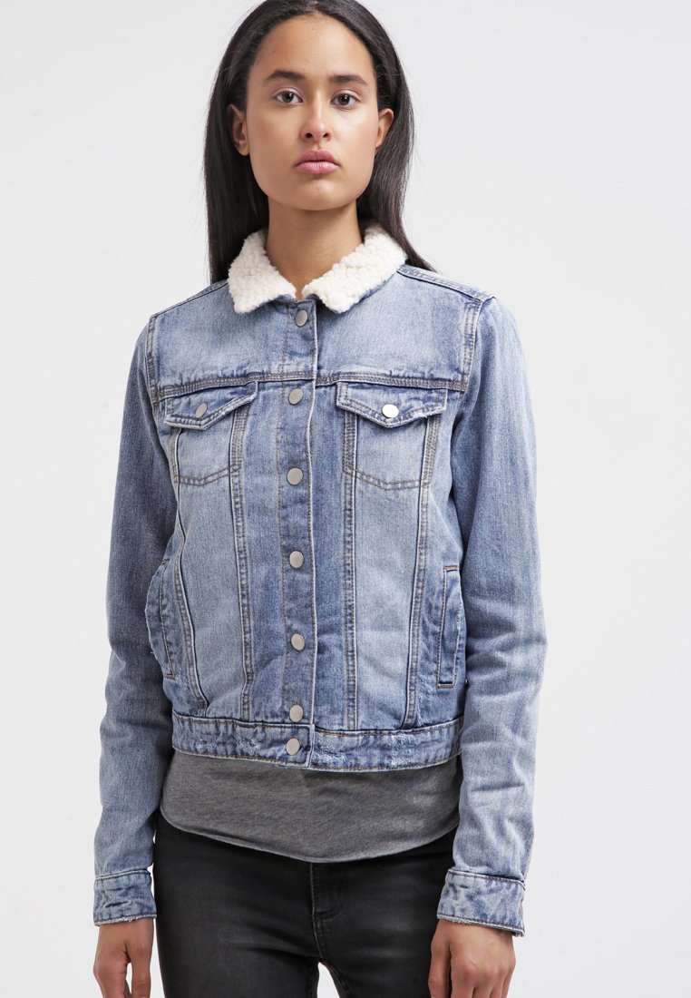 Giacca jeans da donna, come indossarla e 30 idee shopping