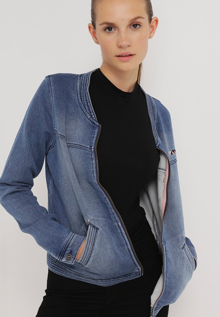 3_Giacca di jeans Roxy, con colletto alla coreana e chiusura a cerniera (80 € su Zalando)