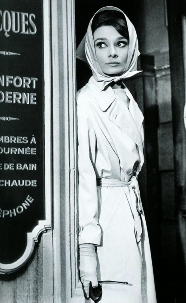 Audrey Hepburn nel suo celeberrimo trench couat indossato in 'Colazione da Tiffany'