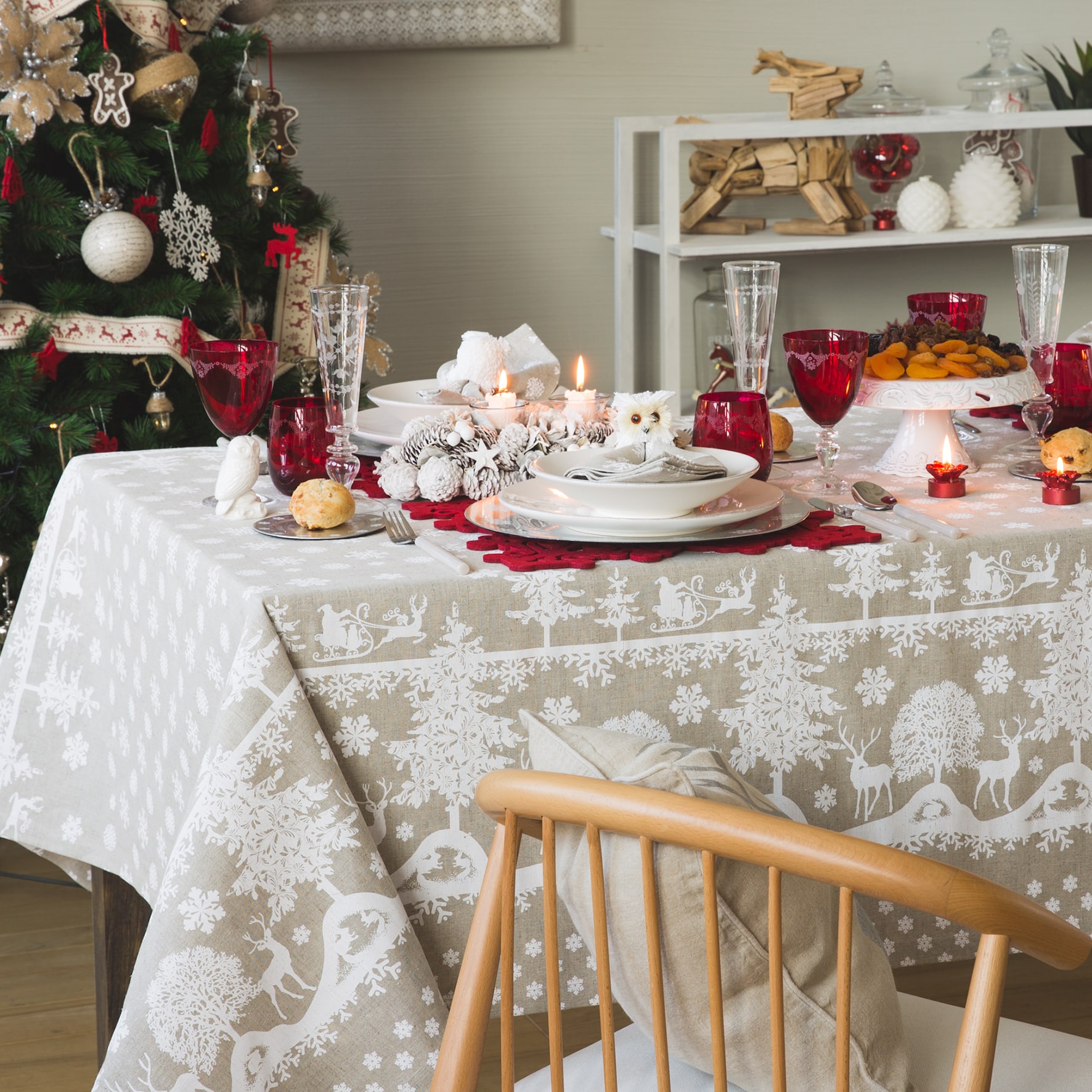 Idee per apparecchiare la tavola di Natale bianco e beige