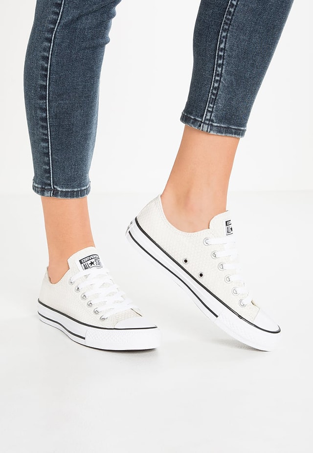 converse all star bianche indossate