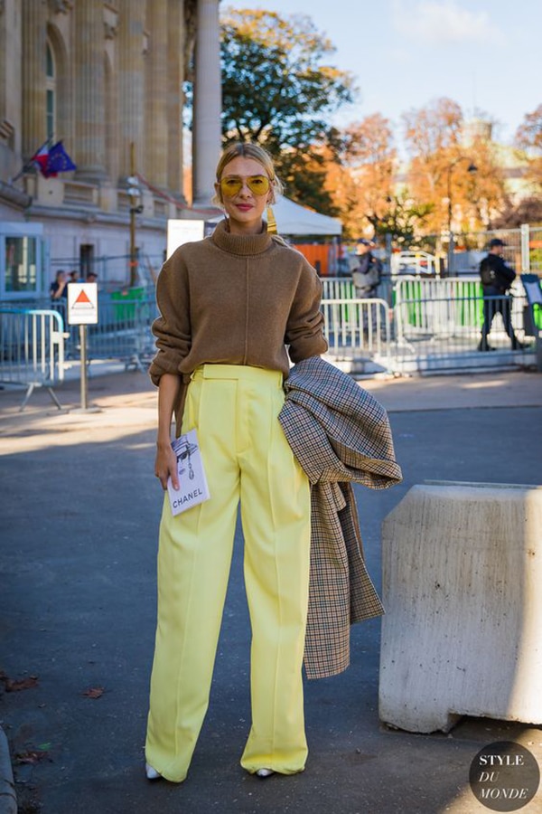 Pullover color cammello e pantaloni gialli