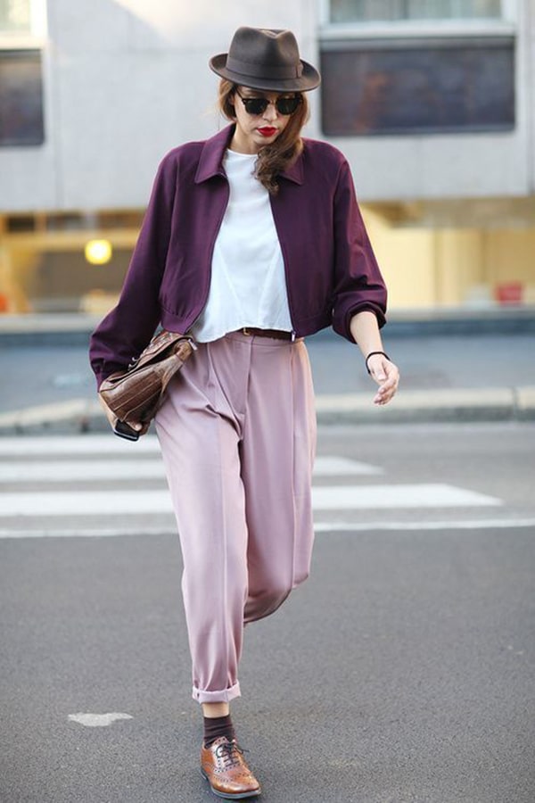 Pantaloni rosa e giacca viola